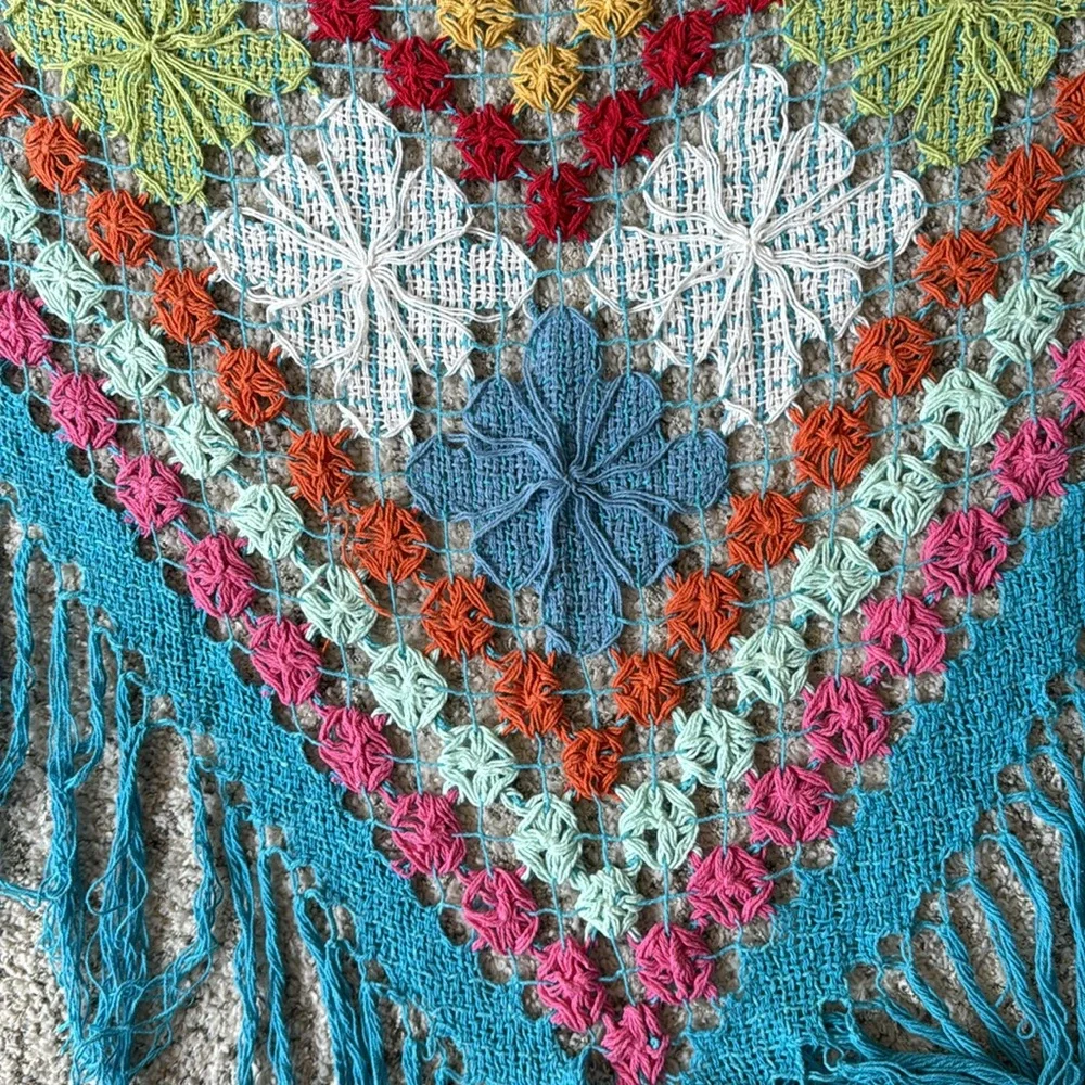 Crochet triangle scarf - Picture 3 of 4